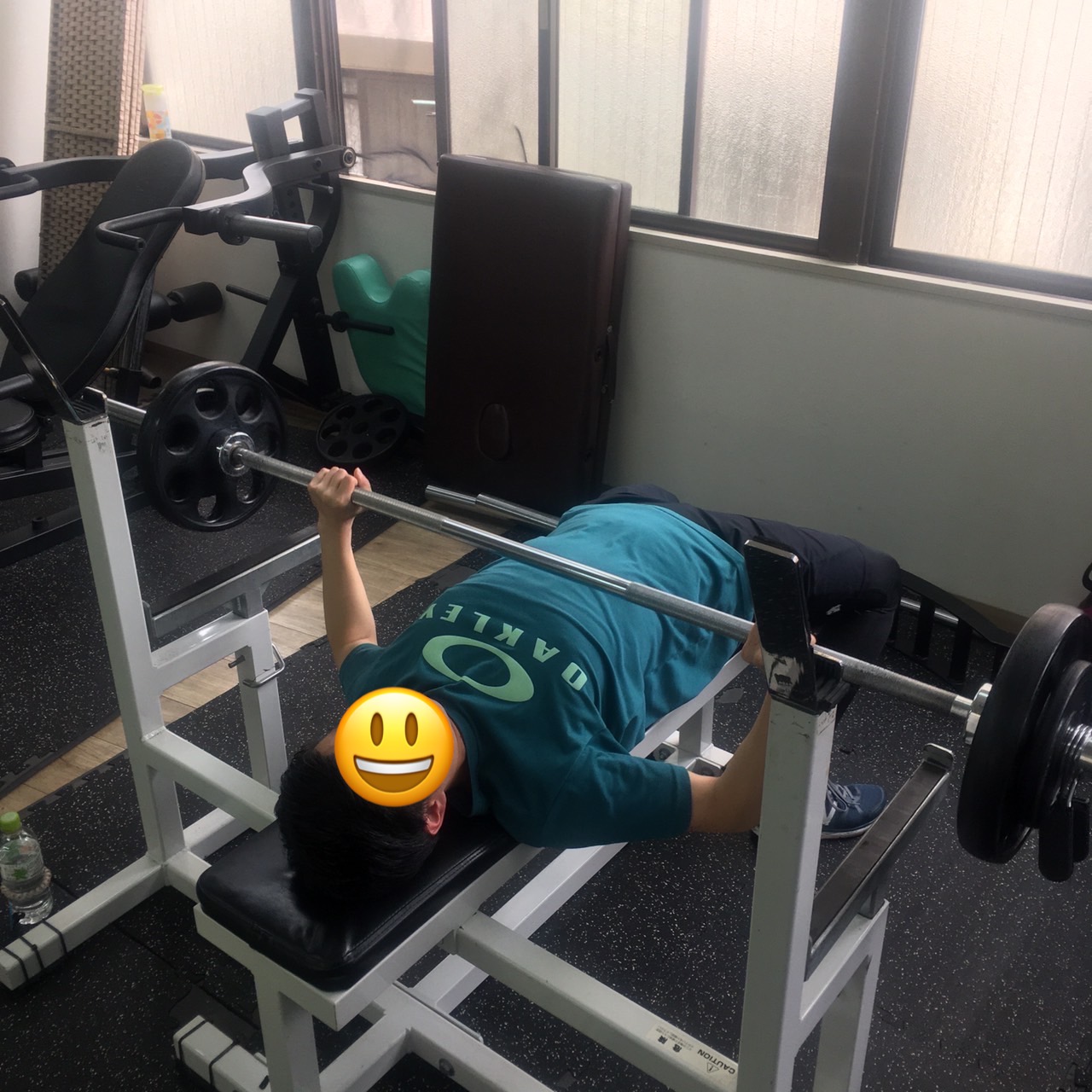 ベンチプレスのトレーニング風景