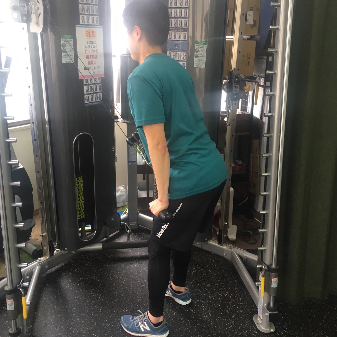 ケーブルプレスダウンとアームカールのスーパーセット風景