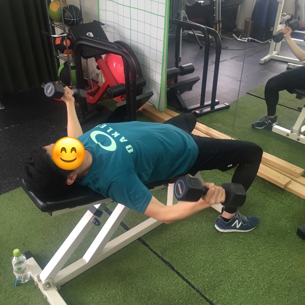 ダンベルフライのトレーニング風景